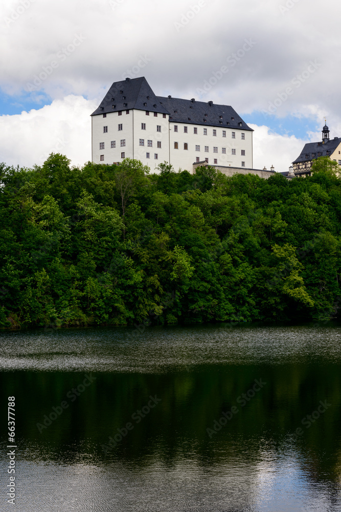Schloss Burgk an der Talsperre Burgkhammer im Vogland