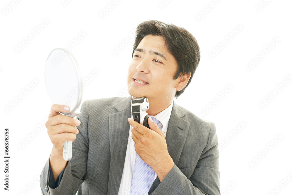 髭剃りをするビジネスマン 髭剃りをするビジネスマン