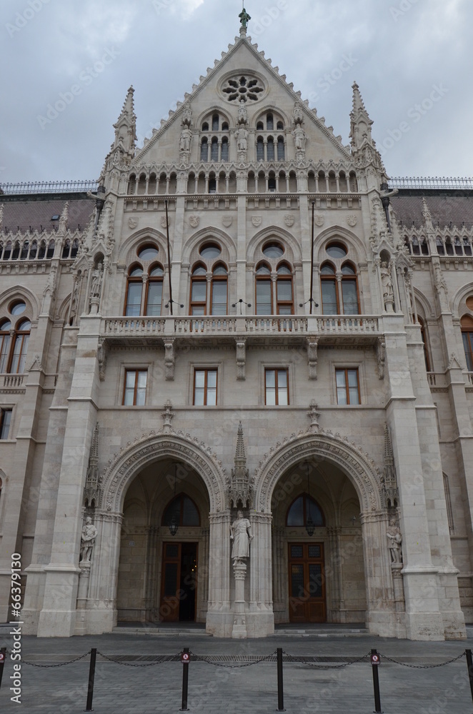 Eingang zum Budapester Parlament