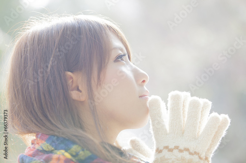 Konstfotografi 願い事をする手袋をした女性
