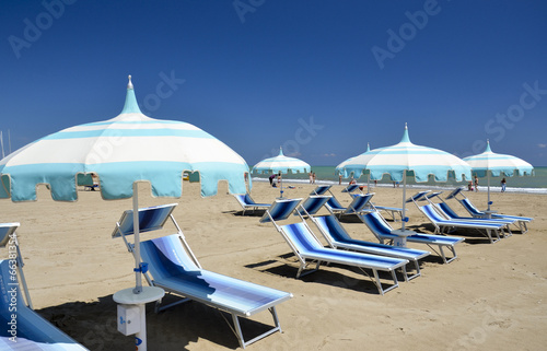 Spiaggia e ombrelloni di Rmini. 3 photo