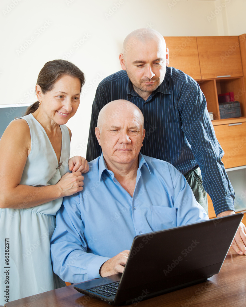 Obraz premium parents with adult son in internet