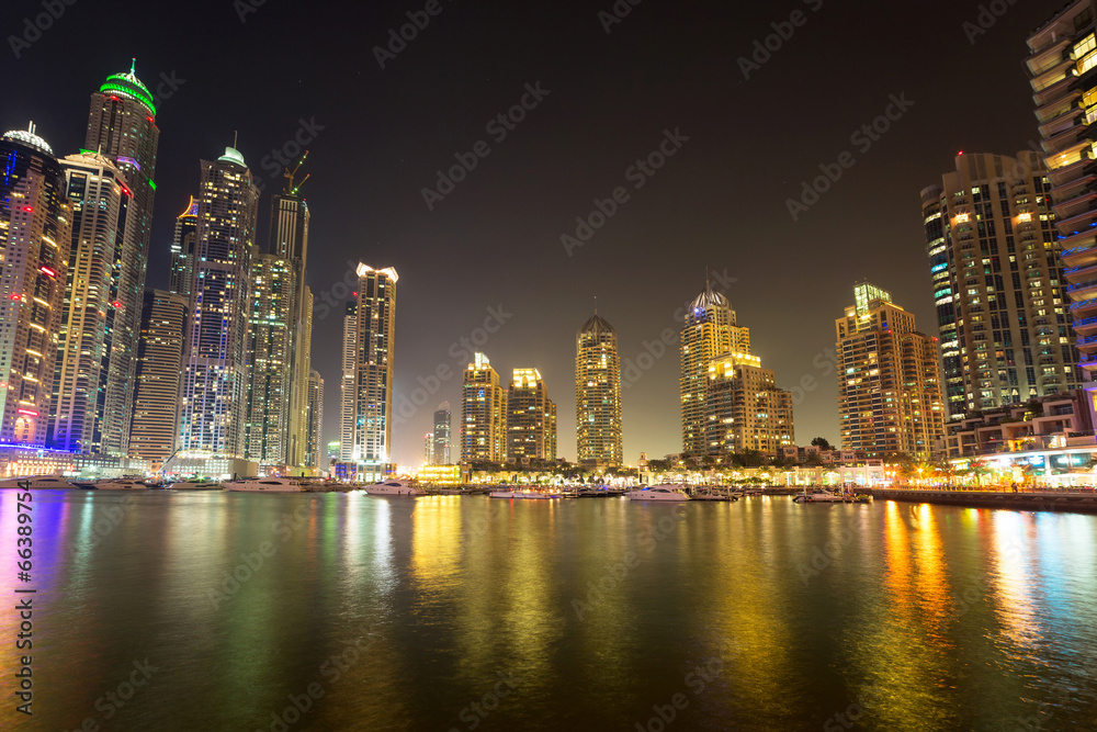 Obraz premium Dubai Marina at night, United Arab Emirates