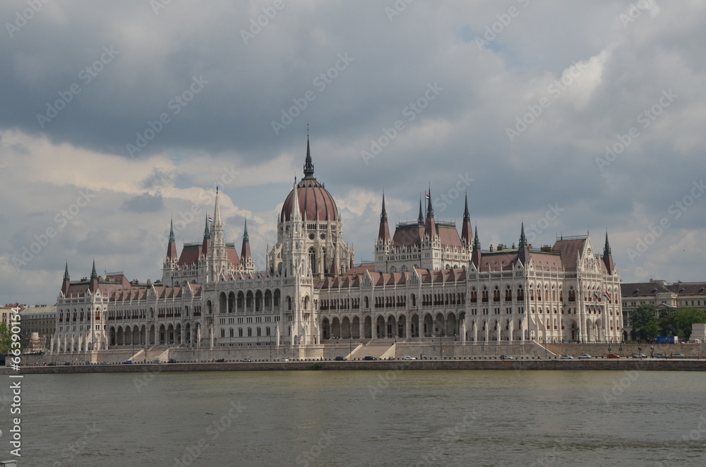 Blick zum Parlament in Budapest