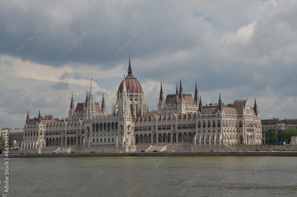 Blick zum Parlament in Budapest Blick zum Parlament in Budapest