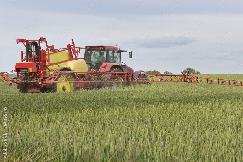 Traktor und Pestizide im Getreidefeld Traktor und Pestizide im Getreidefeld