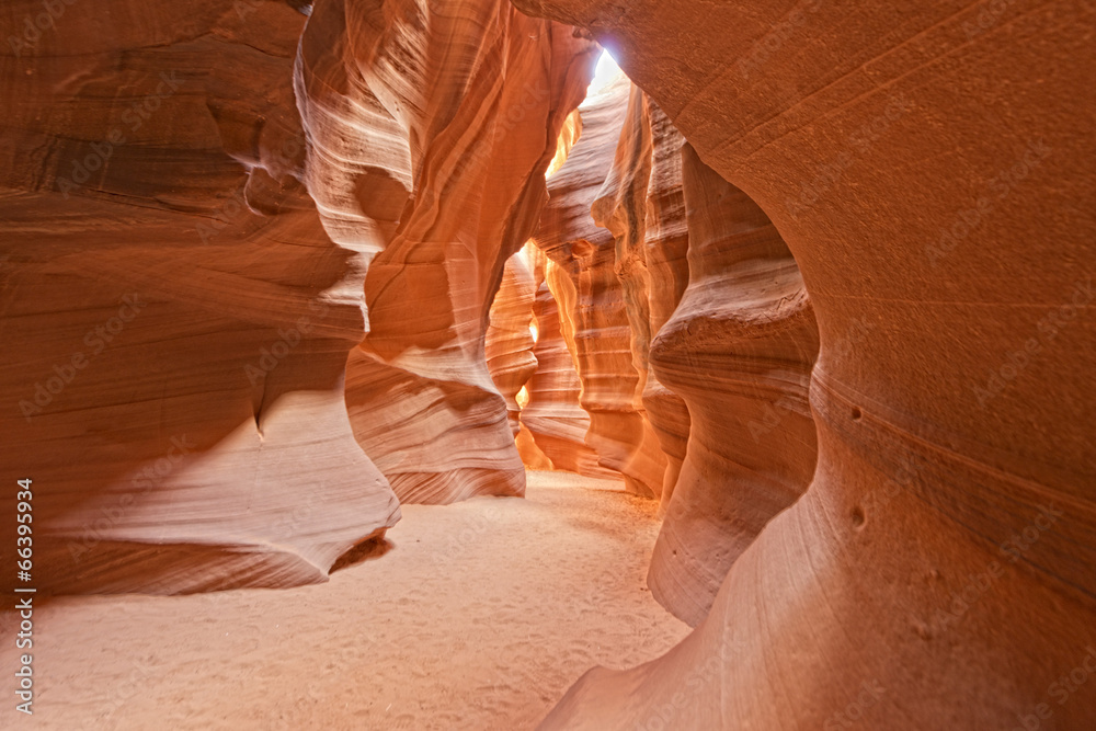 Antelope Canyon view with light rays - obrazy, fototapety, plakaty 