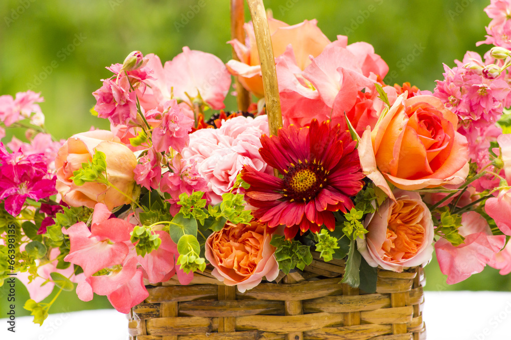 Obraz premium Basket Bouquet with Roses, Gaillardia, Sweet Peas, Llarkspur, B