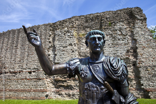 Fotografie, Obraz Statue of Roman Emperor Trajan and Remains of London Wall