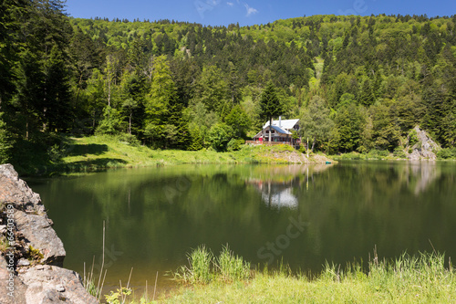 Lac et chalet en montagne