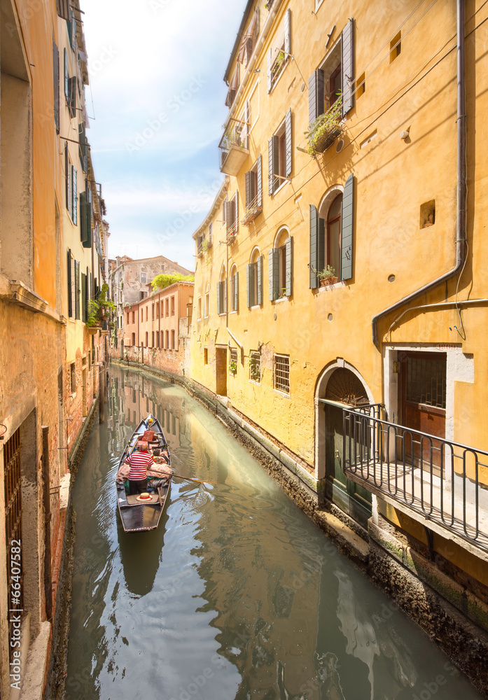Fototapeta Gondola z gondolierem w Wenecji, Włochy