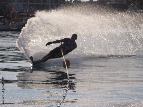 Fotografia man waterskiing slalom on sea in Greece