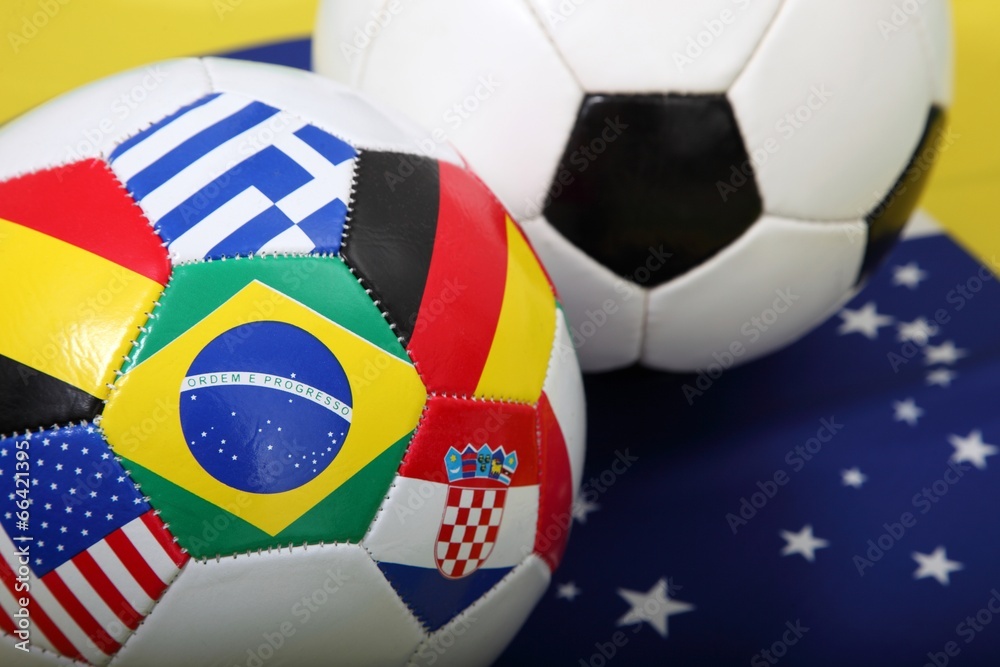 Obraz premium Fussbälle mit Flaggen-Symbolen auf Flagge von Brasilien