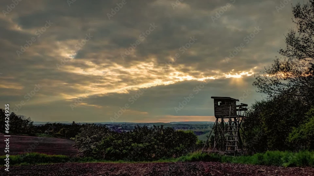 Wolken über Feld mit Blick auf die Stadt - Zeitraffer Timelapse