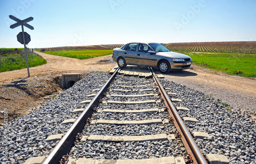 Paso a nivel sin barrera, ferrocarril, automóvil photo