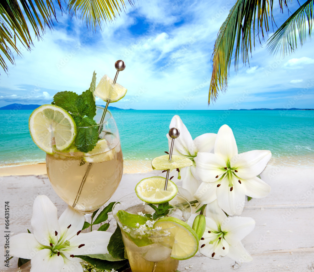 Karibik pur: Traumstrand, Cocktail und weiße Blüten :) Stock-Foto ...