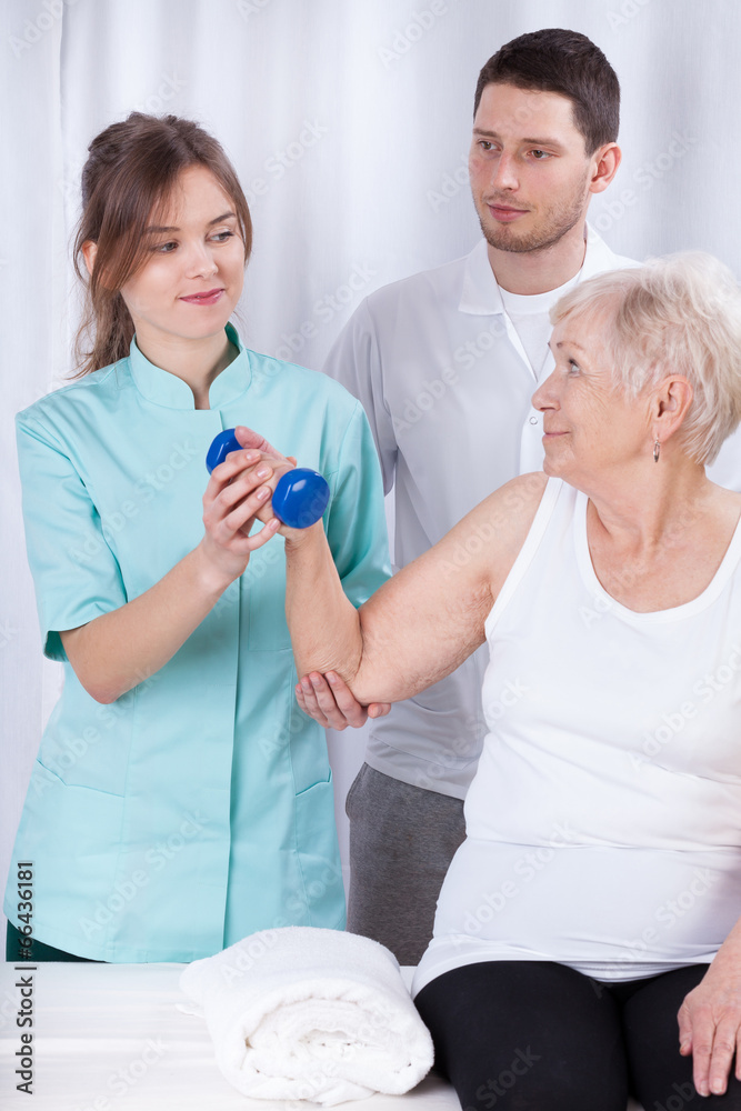 Obraz premium Elderly woman practicing during rehabilitation