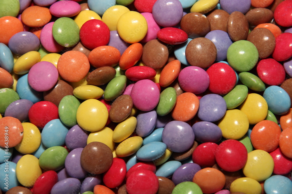 bunte Schokolinsen in vielen Farben als Hintergrund bunte Schokolinsen in vielen Farben als Hintergrund
