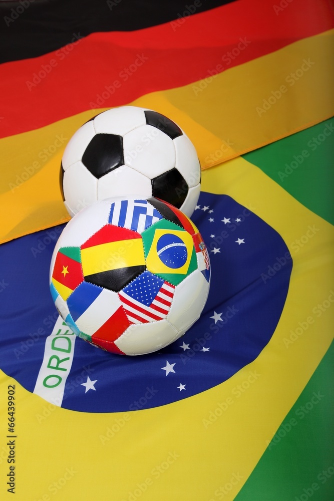 Obraz premium Fussbälle mit Flaggen auf Flagge von Brasilien und Deutschland