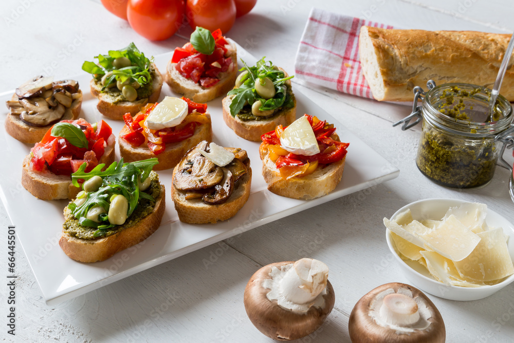 Bruschetta mit Bohnen und Rucola, Pilze, Ziegenkäse Bruschetta mit Bohnen und Rucola, Pilze, Ziegenkäse