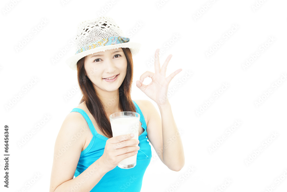 ミルクを飲む女性