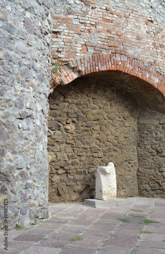 монумент в нише каменной замковой стены