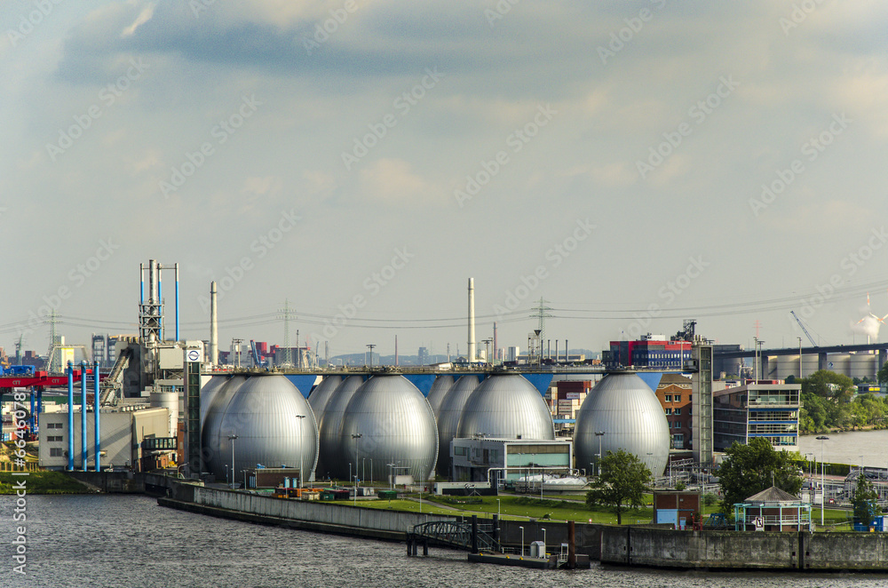 Gastanks im Hafen von Hamburg, Deutschland Gastanks im Hafen von Hamburg, Deutschland
