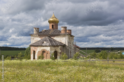 Реставрируемая церковь Николая Чудотворца в деревне Средняя photo