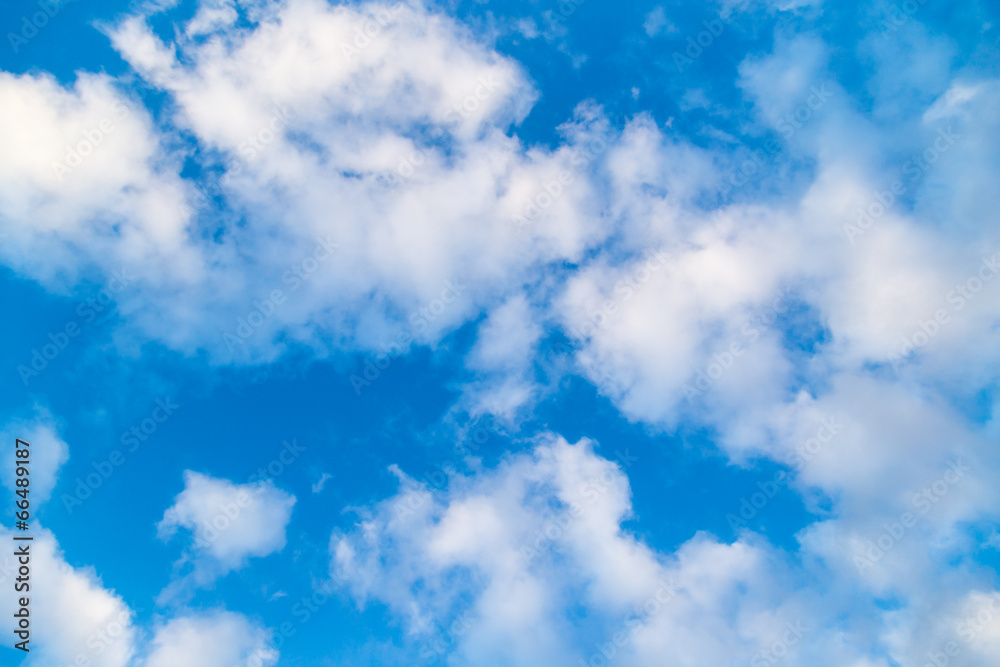 Obraz premium Beautiful clouds on a blue sky as background