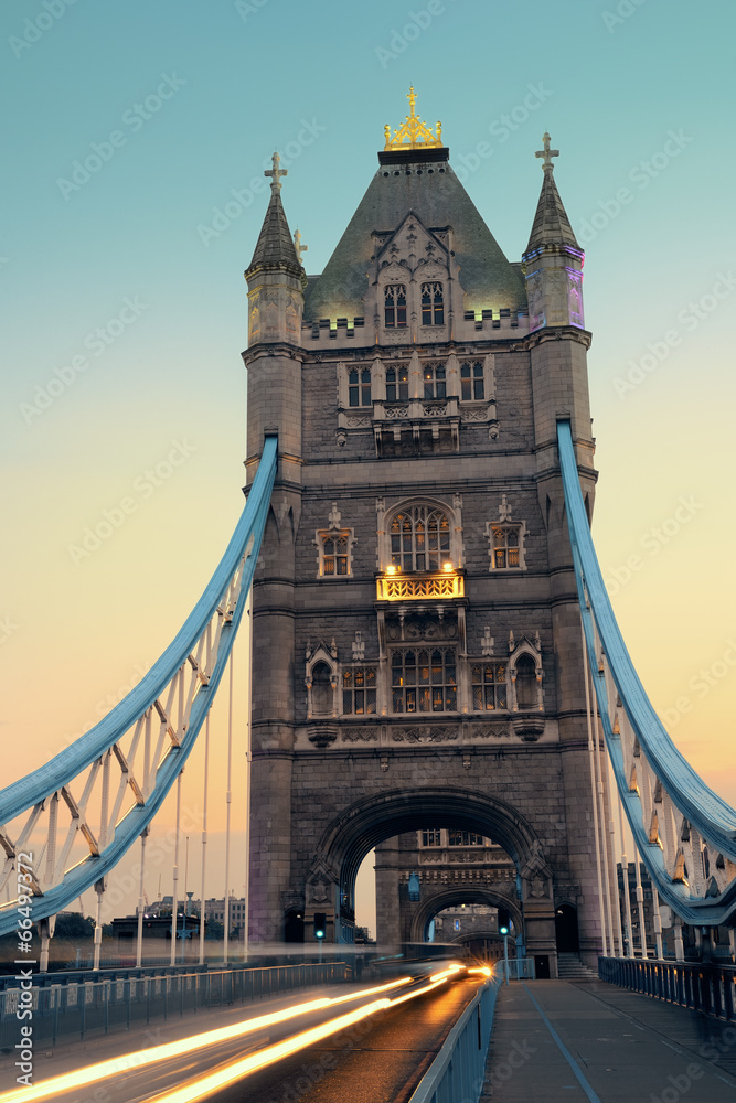 Obraz premium Tower Bridge morning traffic