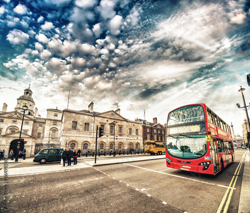 Fototapeta Nowoczesny piętrowy autobus na ulicach Londynu