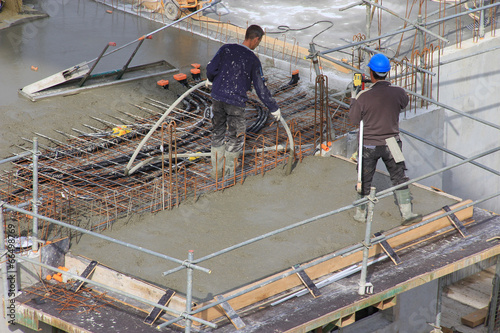 Utilisation d'un vibrateur à béton sur un chantier photo