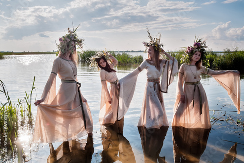 Cuadro en lienzo Pretty women with flower wreath in water