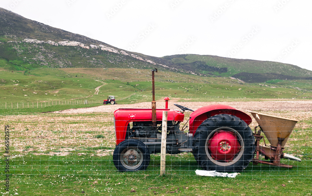 Obraz premium Vintage red tractor in a field in UK