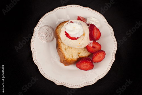 Photo Strawberry shortcake top view on a black background