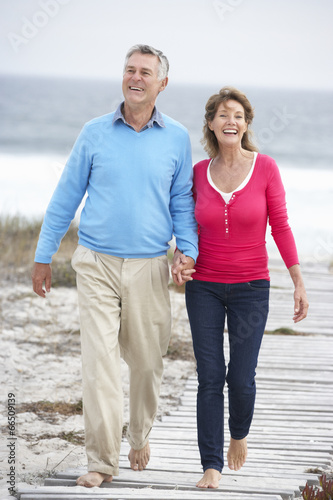 Senior couple walking by the sea © Monkey Business