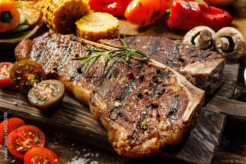 Foto Succulent tender grilled porterhouse steak