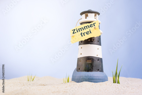 Leuchtturm mit Schild Zimmer frei