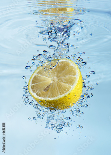 Cytryna wpadająca do wody