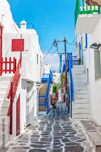 Fototapeta Naklejka Na Ścianę i Meble -  Narrow lane in Mykonos old town