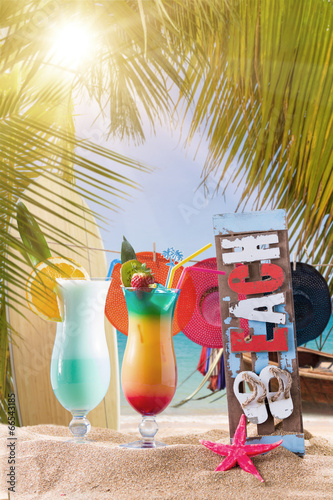 Cocktail on the tropical beach © Netfalls