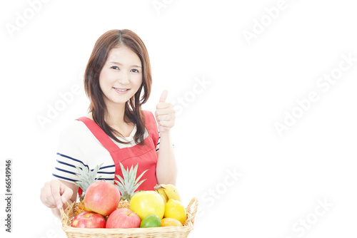 果物を持つ笑顔の女性