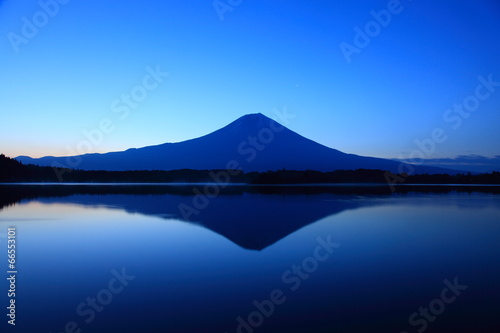 夜明けの逆さ富士 © photop5