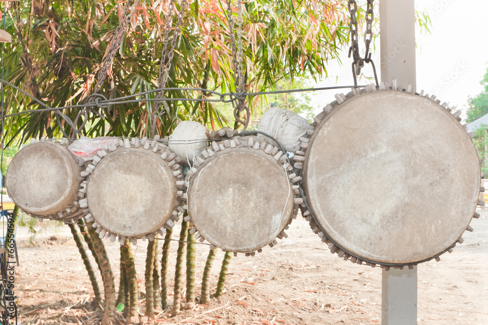 Naklejka premium The four drum, hanging by chains.