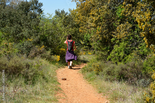 mujer caminando por el monte en verano