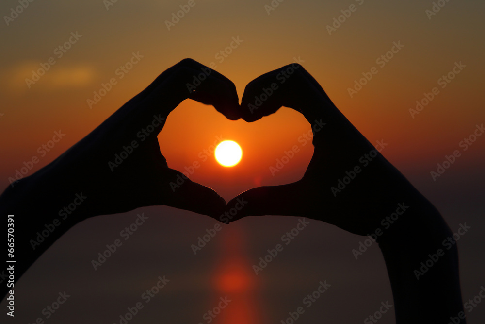 Golden sunset with hands silhouette in shape of heart - obrazy, fototapety, plakaty 