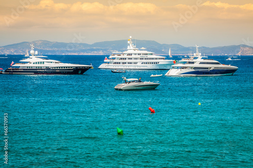 Obraz na płótnie Luxury yachts in turquoise beach of Formentera Illetes w salonie