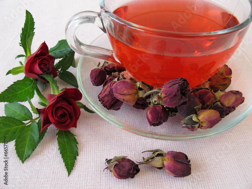 Tee aus getrockneten Rosenblüten