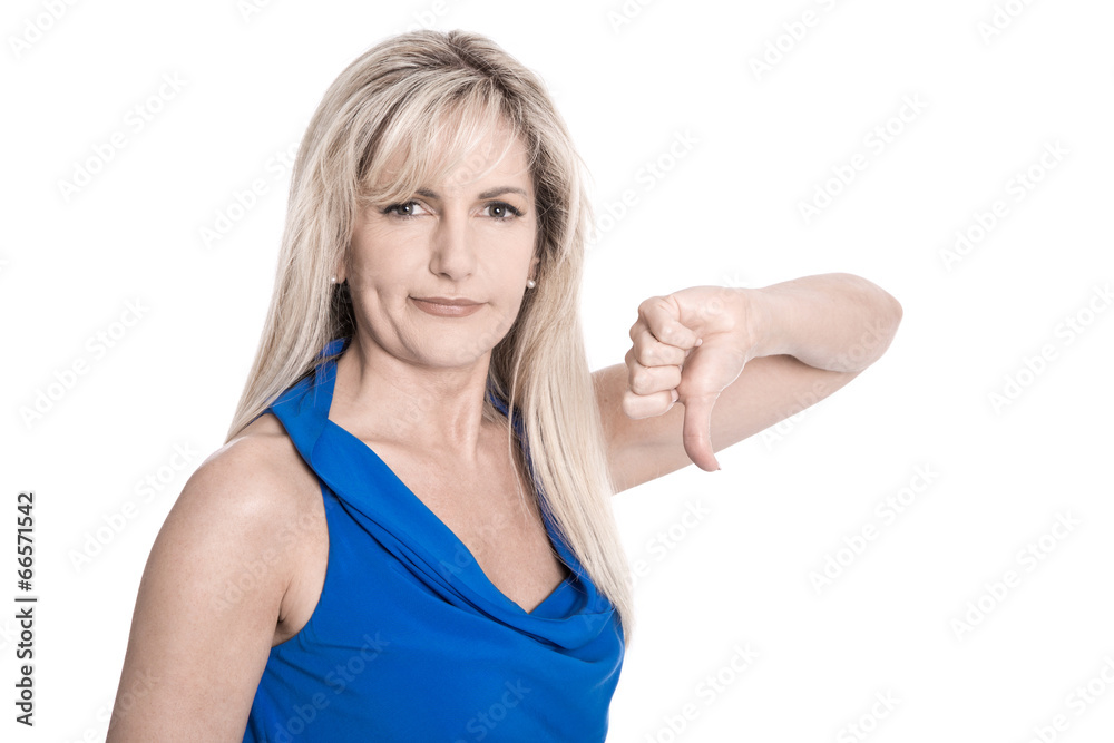 Fototapeta premium Reife Frau isoliert in Blau auf Weiß mit Daumen unten