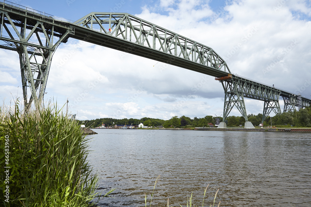 Fototapeta premium Hochdonn - Eisenbahnbrücke über den Nord-Ostsee-Kanal